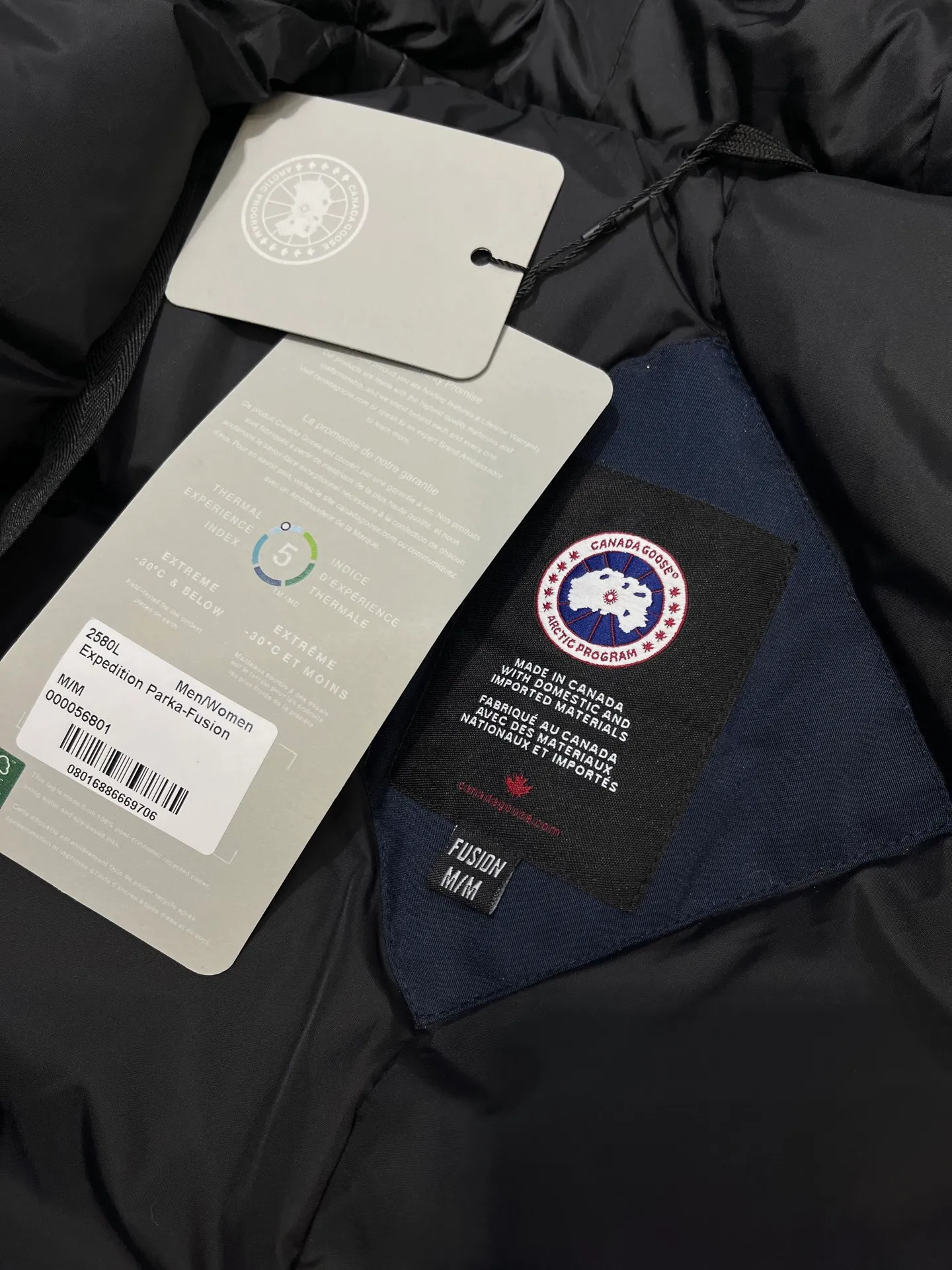 P860 Canada goose/Canada Goose 05 model 2580LA CANADA GOOSE/Canada Goose Rossclair parka women's down jacket, authentic original clothing molding, all accessories are custom-made from the original factory. This model is very unique. The zipper at the back can be opened to change into a dovetail style, with diagonal pockets and a layer of hidden pockets underneath. The official website has become a popular model. The softness and hardness of the fabric are compared with the genuine ones. It can be restored by kneading at will (fabric misunderstanding: fabrics with high hardness are not waterproof. Only those who buy the latest genuine version this year will notice the softness and comfort of the fabrics). The down is synchronized with the genuine white duck down. It is fluffy and not lumpy. The electronically controlled down charging machine is used to fill the zippers with customized genuine YKK zippers. High hardness and no lag. The fur collar is purchased from the same manufacturer as Wolf Hair. (Cooperative factory 2019 Canadian wolf skin auction and Big Goose official auction of wolf skin fur collars on the same site) All workmanship and wiring are controlled by workers with more than ten years of service. They must be horizontal and vertical, and are not crooked. The density of the inner wiring is more exquisite. Compare at will. Big goose label, collar label, washed label, hang tag, zipper rope, pocket label, back label, collar velvet, Velcro fasteners, all details of the cuffs are updated simultaneously with the original product, the best version, and the most complete color matching. The fighter in World 05 battles various world goods. Size: XS-XL